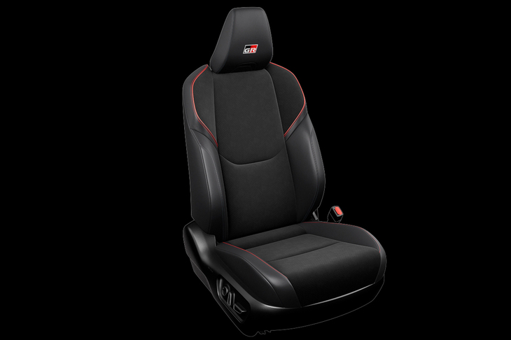「GR」ロゴ付き専用スポーティーシート。合成皮革とブランノーブのシート表皮で仕立てられる。