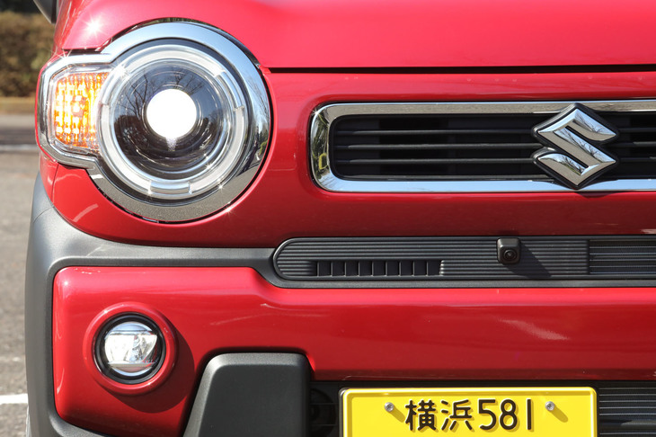 「ハスラー」のアイコンとして、先代からデザインを踏襲したというフロントフェイス。試乗車の「ハイブリッドX」ではLEDのヘッドランプやフォグランプが標準装備されている。