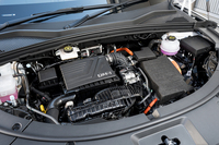 フロントに積まれる1.5リッター4気筒の自然吸気エンジンは主に発電を担当。最高出力98PS（72kW）、最大トルク122N・mを発生する。