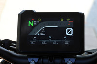 視認性良好な、高精細のフルカラー5インチTFTディスプレイ。USB Type-Cコネクターも装備しており、携帯端末の接続も可能だ。