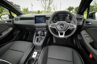 ボディーカラーが「ブルーアイロンメタリック」「ノワールエトワールメタリック」の場合はブラックのダッシュボードが組み合わされる。その他の場合はライトグレーのダッシュボードとなる。