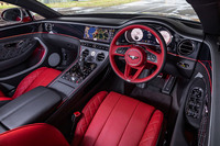 レッド系の「ホットスパー」にブラックのウォールナットパネルを組み合わされたインテリア。センターコンソールにはダイヤモンドを表現したという「ダイヤモンド・ミルド・テクニカルフィニッシュ」のアルミパネルが採用される。