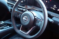 ステアリングホイールは本革巻き。スポーク部のスイッチで操作する運転支援システムは、カーナビなどとのセットオプション（44万2200円）として用意される。