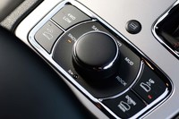 「グランドチェロキー トレイルホーク」では、路面にマッチした走行モードが選択できる。セレクターの隣には、車高の調節スイッチも。