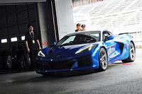 富士スピードウェイのピットレーンより、100％電動走行の「シャトル」モードで粛々とピットに移動する「コルベットE-Ray」。