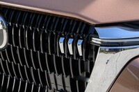 「CX-60」とは異なり、フロントグリルは全仕様で縦基調のデザインに統一。メッキのグリルインシグニアも、フロントまわりのアクセントとなっている。