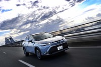 加速感や巡行時の静粛性はまずまず。全幅が1800mm以上とワイドなこともあり、コーナリングも安定している。