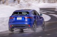 さほどボリュームは大きくないが、エキゾーストノートはスポーティーな印象。ドライバーが気持ちいいと感じる要素を、ジャガーはしっかりと押さえているのである。