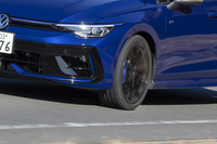 先に紹介した写真から分かるように隣接する左右のブロックはジグザグパターンで配置されている。これが路面との高い接地性を生み出している。