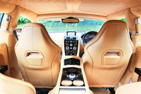 リアから前方を見たところ。ヘッドライナー（天井の内張り）にも手の込んだキルティングが施されている。