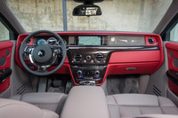 本革や、“木目調”ではない本物のウッドなど、上質な素材がふんだんに用いられたインテリア。超高級車のご多分にもれず、各部の素材や色などの仕様は細かにオーダーメイド可能。自分好みの1台に仕上げることができる。