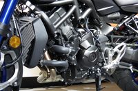 エンジンは「MT-09」用をベースに独自の改良を施した845cc直列3気筒で、116psを発生する。