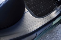 後席座面の角が削られ、樹脂部分には滑り止め加工が施される。乗降性を高めるとともに、ルーフレールにアクセスする際の足場として使えるようにしている。