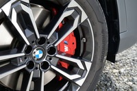 制動性能を高めるべく「Mスポーツブレーキ」を採用。オプションで、より強力な「Mコンパウンドブレーキ」も用意される。