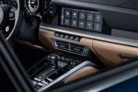 ポルシェコミュニケーションマネージメントシステム（PCM）と呼ばれるインフォテインメントシステムは最新世代にアップデート。ダッシュボード中央に置かれたタッチ式センタースクリーンは、10.9インチサイズとなる。