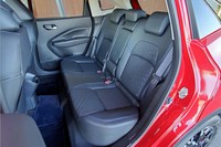 後席も前席と同様、「レザレット」と呼ばれる合成皮革で仕立てられている。