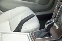 パーキングブレーキはレバー式のいわゆるサイドブレーキ。採用モデルは減りつつあるが、直感的に使いやすいのも確か。