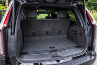 ラゲッジスぺースは広大で、7人乗車時でも722リッターの容量を確保。3列目シートをたためば、実に2065リッターもの空間が得られる。3列目シートの格納・展開および2列目シートの展開は、荷室側のスイッチ操作で可能だ。