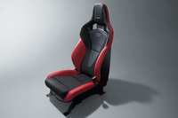 「ノート オーラNISMO」にオプションで用意されるレカロ製スポーツシート。張り出したサイドボルスターに加え、背もたれの上部には肩甲骨を面で支える構造を取り入れ、高いホールド性を実現している。