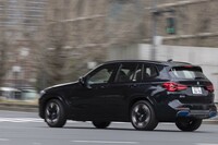 「アドバンスポーツV107」を装着した「BMW iX3 Mスポーツ」を走らせてみると、その大トルクを無駄なく路面に伝えているさまが実感できる。