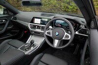 同じ「2シリーズ」でも、FFシャシーの「グランクーペ」は液晶メーターが10.25インチで、「クーペ」は「3シリーズ」と同じ12.3インチとひと回り大きいのが自慢。