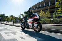 制御系は基本的に「ニンジャ1000SX」と共通。ライディングモードは「スポーツ」「ロード」「レイン」の3種類で、これとは別にエンジンパワーを「F」と「L」の2種類から、トラクションコントロールの介入度合いを「1」「2」「3」「OFF」の4種類から、個別に設定できる。