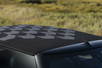 幾何学的なデザインの「電動式3-in-1ルーフ」を採用。30㎞/hまでであれば、走行時でも開閉それぞれの動作が18秒で完了する。