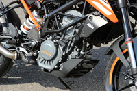 「125デューク」のエンジン。単気筒ながら、1万rpmの高回転域まで回りきる。