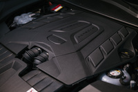 パワートレインは「カイエン ターボEハイブリッド クーペ」も「GTパッケージ」も同じだが、後者はシャシーや空力等の広範な改良により、0-100km/h加速が0.1秒短縮、最高速が10km/hアップしている。