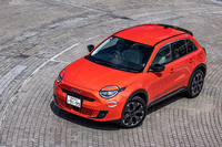 2024年9月10日に発売された新型電気自動車「フィアット600e」。日本には最上級グレード「La Prima（ラプリマ）」の右ハンドル仕様車のみの導入となる。車両本体価格は585万円。