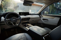 「マツダCX-90」のインストゥルメントパネル。整然とした上質な空間のなかに天然素材や光の動きを織り込み、全体で日本の美意識を表現したという。