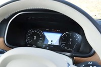 メーターパネルは12.3インチのフル液晶タイプ。写真のように、真ん中にマップを表示させたり、先進安全装備の作動状況などを表示させたりできる。