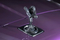 ブランドマスコットの「スピリット・オブ・エクスタシー」は台座の部分も含めてハイグロスブラック仕立てだ。