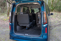 3列目シートの格納は左右跳ね上げ式。操作には相応に力がいるうえ、格納後はベルトとフックでシートを側壁に固定する必要がある。