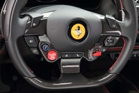 統合型ドライブモードセレクター「マネッティーノ」のセレクターはホーンボタン右下にある三角形のダイヤル。一番右まで回せば古式ゆかしいスーパーカー的なドライブができるだろう（ESCオフ）。