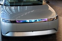 車体前後には「メディアバー」と呼ばれるディスプレイを装着。外部とのコミュニケーションが図られる。