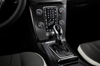 “ブラック＆ホワイト”がテーマの「ボルボV40／V40 CC」限定車発売の画像