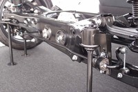 リアスタビライザー取り付け部の様子。右（写真手前）のサンプルはサスペンションメンバーに直接スタビライザーを取り付ける「GR 86」方式で、左（写真奥）の「BRZ」ではブラケットを介してボディーに取り付けられている。