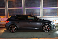 4ドアモデルではあるが、“最強のFF車”との呼び声も高い「メガーヌR.S.トロフィー」。搭載される1.8リッター直4直噴ターボエンジンは、「メガーヌR.S.」から21PSアップの最高出力300PSを発生。今回の試乗車は最大トルク400N・mの6段MT仕様だ。