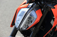 初のフルモデルチェンジを迎えた、KTMの“リトルデューク”シリーズ。大排気量モデルに似た新デザインのヘッドランプが与えられ、ブランドイメージの統一が図られた。