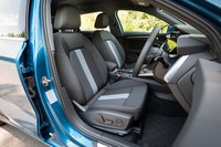 センターにブルーのアクセントがあしらわれた「デビュークロス」のシートは「ファーストエディション」専用。カタログモデルだとヒーターと電動調整機構はオプションの「コンビニエンス＆アシスタンスパッケージ」で選ぶことになる。