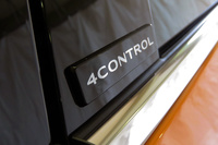 「4コントロール」とは、ルノー独自の4輪操舵システムのこと。「メガーヌGT」にも採用されているが、「R.S.」には独自の制御が採用されている。
