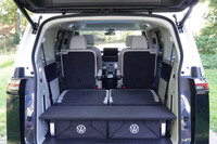 3列目シートの背もたれは50：50の分割可倒式。写真は左右を同時に倒した様子。7人乗車時の荷室容量は306リッター、2列目と3列目シートの背もたれを倒せば、最大で2469リッターに拡大できる。