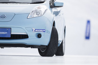 内燃機関車より重心が低い電気自動車は、雪上や氷上でフットワークの良さが光る。コントロール性に優れる「X-ICE3＋」とのバランスはいい。