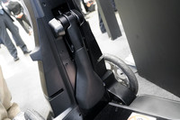 シートは、写真のとおり折りたたむことが可能。簡単な作業で格納、展開できる。