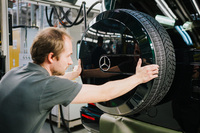 リアのスペアタイヤをガチャリ。もう完成は近い。