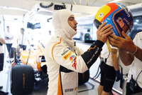 チームの組織改編に着手しているマクラーレンは、トロロッソのテクニカルディレクター、ジェームス・キーを同様のポジションで招聘（しょうへい）すると公式ツイッターで発表。しかしトロロッソ側は「キーとは長期契約中である」とし、両者の言い分は食い違いを見せた。この綱引きの前には、レッドブルの姉妹チームであるトロロッソが、マクラーレン・ヤング・ドライバー・プログラムの一員であるランド・ノリスに食指を動かすも、マクラーレンに断られたなどといった因縁があるといわれている。おそらく、キーの離脱にトロロッソが何らかの条件を付け決着するのではないだろうか。ハンガリーGPは、決勝日に37歳となったフェルナンド・アロンソ（写真）が予選11位、レースでは長めの第1スティントが奏功し8位入賞。ストフェル・バンドールンは15番グリッドから入賞圏を走るも、ギアボックストラブルでリタイア。（Photo=McLaren）
	 