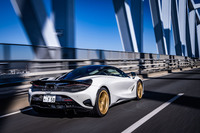 0-100km/h加速2.8秒、最高速332km/hというパフォーマンスを誇る「750S」。ギアレシオの最適化とキックダウン制御の変更により、同一ギアでの中間加速は「720S」よりも向上しているという。