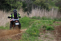 「オフロード」モードを選択すれば、後輪をスライドさせての豪快なライディングも可能だ。