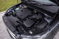 最高出力252ps、最大トルク350Nmの「XC40 T5」に対して、「XC40 T4」では最高出力190ps、最大トルク300Nmの2リッター直4ターボを搭載。8段ATと組み合わせている。